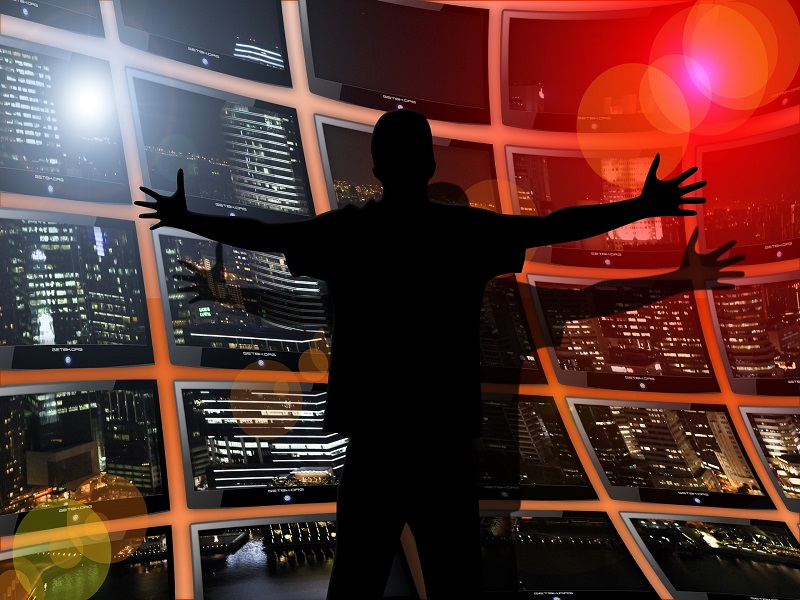 El software de gestión tiene una programación inteligente por cada cámara, no se tendrá que vigilar en vista fija, al programar cada evento, avisa en múltiples modalidades, haciendo con esto que un solo monitorista podrá vigilar hasta 64 cámaras, ya que actuara por excepción,  por claves irrepetibles, permitiendo así que el operador no tenga participación en la apertura.